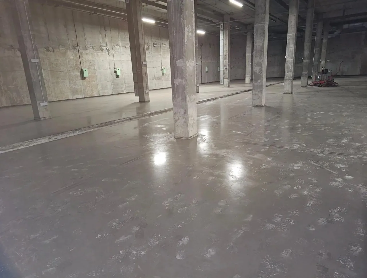 Паркинг 3 300 м² в Перми: пол на кварцевом топпинге REFLOOR CT-S100 с кьюрингом AC-S120
